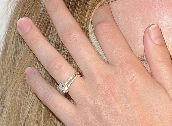 2 Margot Robbie engagement ring close up