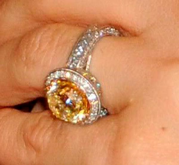 Carrie Underwoods Engagement Ring Side View