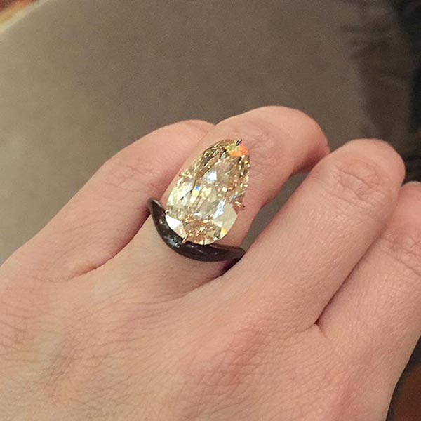 Scarlett Johanssons Engagement Ring Close Up