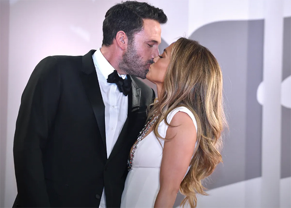 JLos Engagement Ring Jennifer Lopez and Ben Affleck